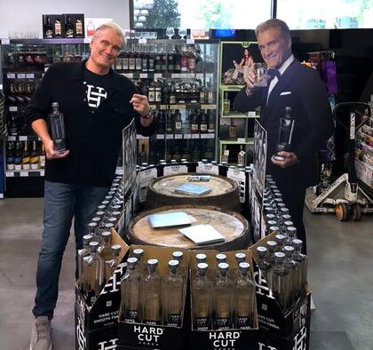Dolph Lundgren lanza su nueva marca de vodka y celebra la adquisición de la ciudadanía americana