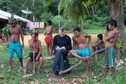 Dom Phillips, en Aldeia Maloca Papiú, en el estado de Roraima. (Photo by Joao LAET / AFP)