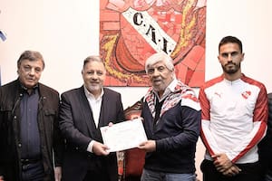 Doman, nuevo presidente, y Hugo Moyano, titular saliente, en el centro de la escena; Héctor 'Yoyo' Maldonado y Juan Marconi completan una imagen histórica para la historia institucional del Rojo