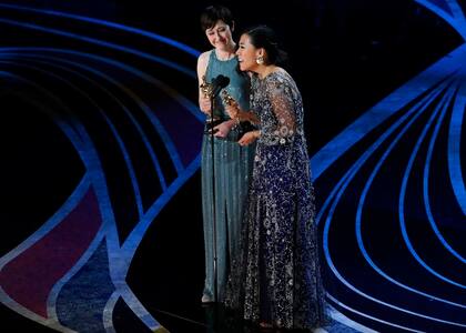 Domee Shi y Becky Neiman-Cobb aceptan el Oscar por Mejor Corto Animado