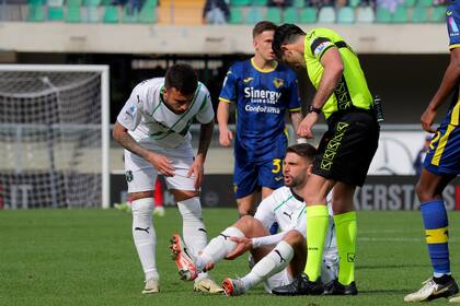 Domenico Berardi de Sassuolo tras lesionarse en el partido contra Hellas Verona en la Serie A de Italia, el domingo 3 de marzo de 2024. (Paola Garbuio/LaPresse vía AP)