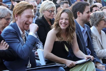 Domhnall Gleeson junto a Rachel McAdams cuando la actriz recibió su estrella en el Paseo de la Fama, en enero de 2026