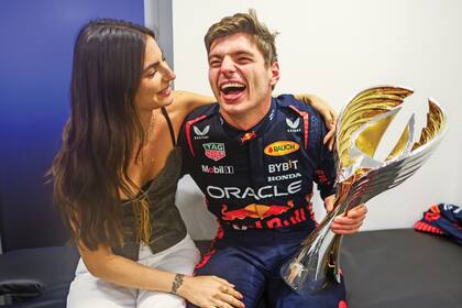 Dominador de la Fórmula 1: Max Verstappen y su pareja, Kelly Piquet (hija de Nelson Piquet), celebrando en Abu Dhabi