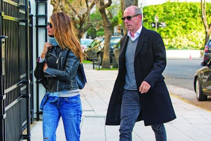 Domingo 21, cuatro y media de la tarde. Bruno y su novia Charlotte regresan a la casa del millonario belga en Barrio Parque. Junto a ellos estaba Valentina, la hija de Barbier y Juliana Awada