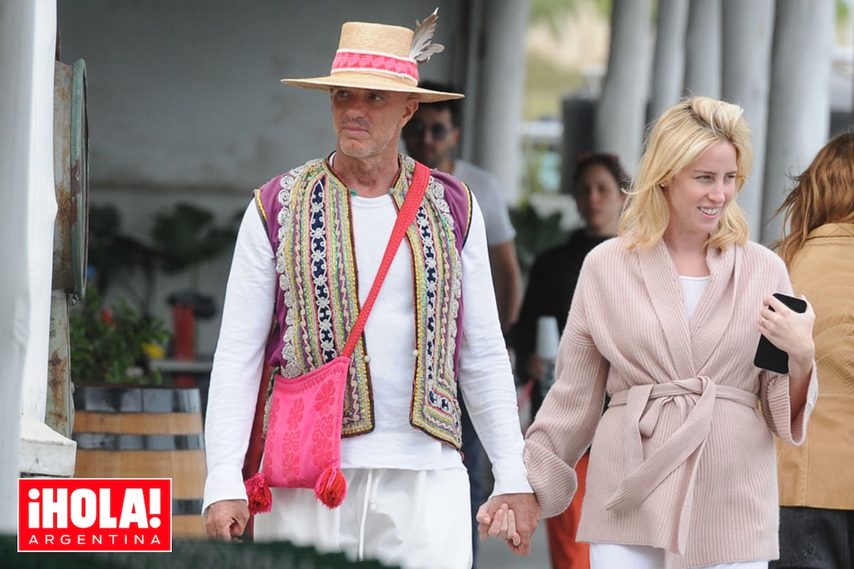 Domingo 31. La pareja fue fotografiada por ¡HOLA! Argentina mientras paseaba por José Ignacio.