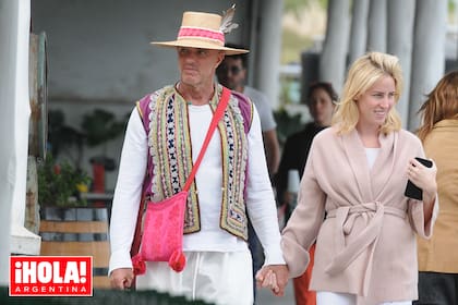 Domingo 31. La pareja fue fotografiada por ¡HOLA! Argentina mientras paseaba por José Ignacio.