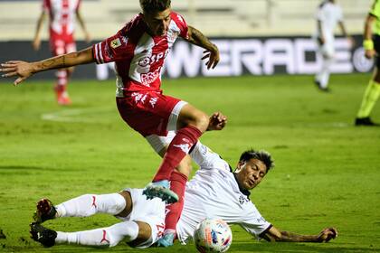 Domingo Blanco, de Independiente, pelea desde el piso por la pelota; Unión y el Rojo se llevaron poco, cuando la Copa de la Liga Profesional se apreta a determinar sus cuartofinalistas.