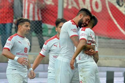 Domingo Blanco, el autor del gol de Independiente es saludado por Barboza