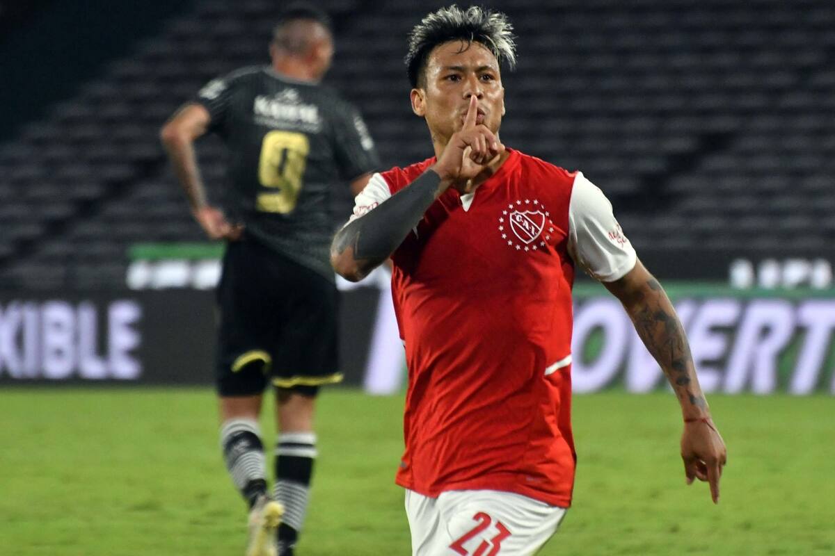 Domingo Blanco, en el foco de las críticas por no renovar el contrato, festejó con este gesto tras convertir su gol ante Central Norte