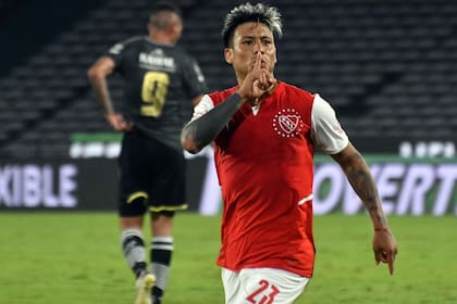 Domingo Blanco, en el foco de las críticas por no renovar el contrato, festejó con este gesto tras convertir su gol ante Central Norte