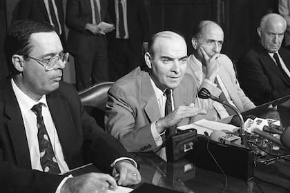 Domingo Cavallo, cuando era ministro de Economía, acompañado por el entonces presidente del Banco Central, Roque Fernández (1991)