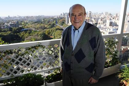 Domingo Cavallo plantea que bajar la tasa de riesgo país es clave, más que acelerar la reducción de la inflación.