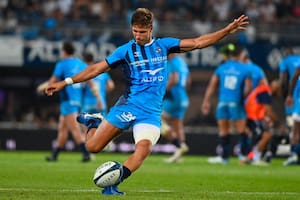 Domingo Miotti y una patada impecable; el tucumano aportó su efectividad en el triunfo de Montpellier (Photo by Sylvain THOMAS / AFP)