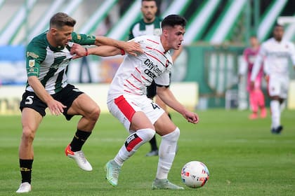 Domingo no puede recuperar el balón, en una fallida tarea colectiva de Banfield