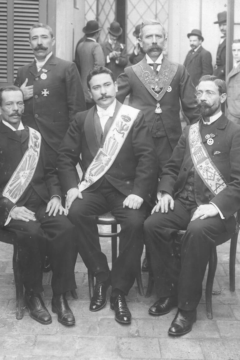 Domingo Real y otras figuras de la logia Unión Justo, número 206. 1901.