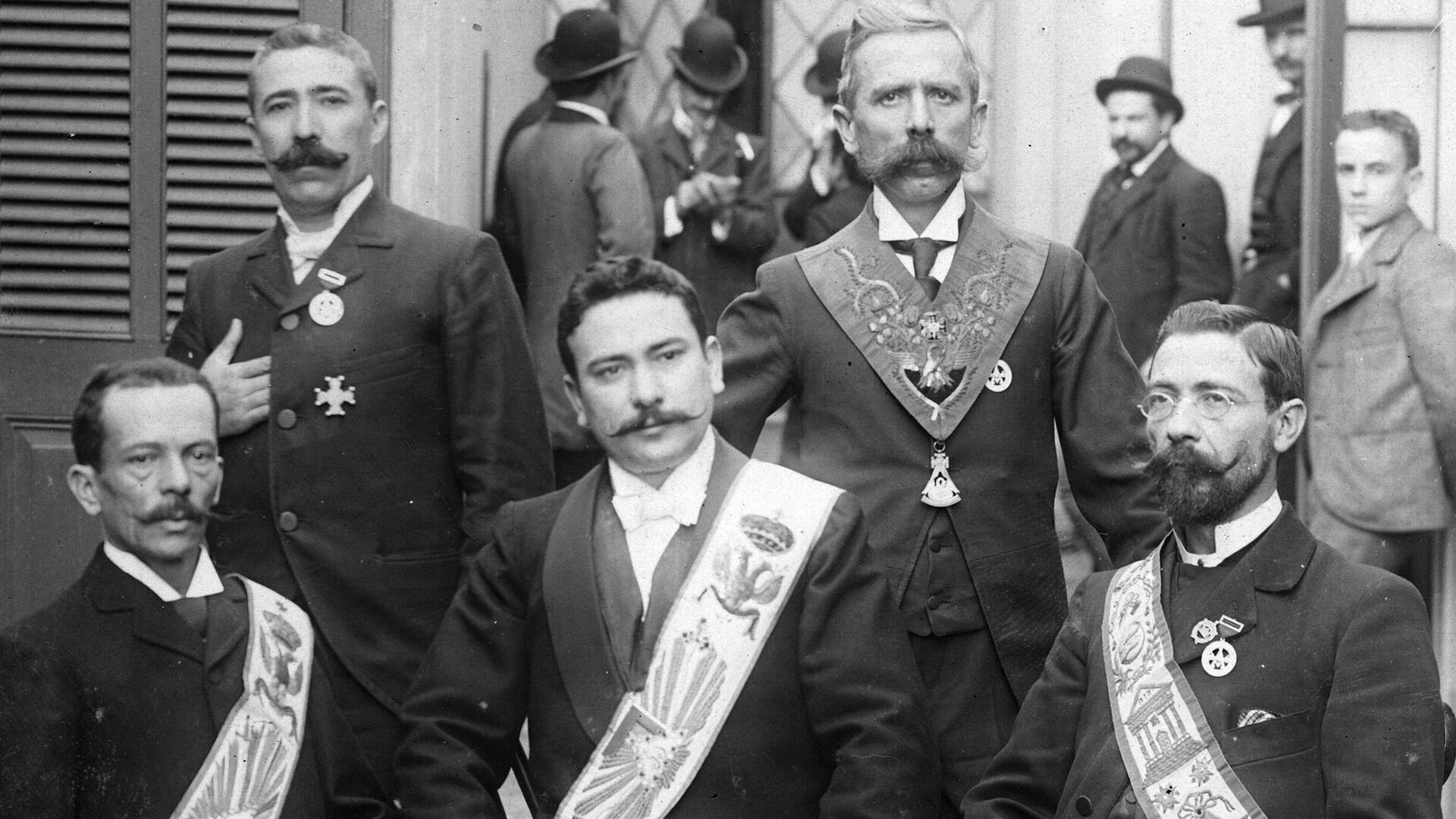 Domingo Real y otras figuras de la logia Unión Justo, número 206. 1901.