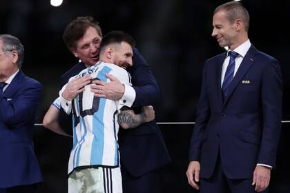 Domínguez abraza a Messi y le susurra algo al oído, antes de que el crack rosarino reciba el premio al mejor futbolista del Mundial Qatar 2022