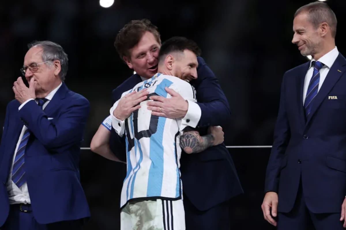 Domínguez abraza a Messi y le susurra algo al oído, antes de que el crack rosarino reciba el premio al mejor futbolista del Mundial Qatar 2022