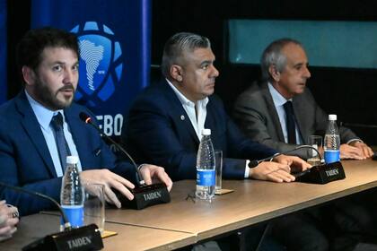 Domínguez, acompañado por Claudio Tapia (AFA) y Rodolfo D´Onofrio (River)