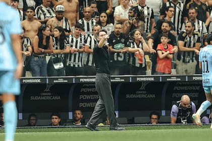 Domínguez da órdenes en el partido ante Santos