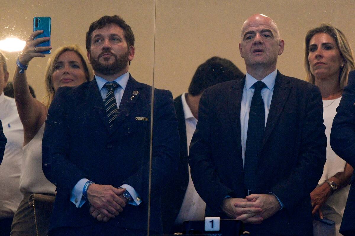 Domínguez e Infantino, en un encuentro anterior: hoy los presidentes de Conmebol y FIFA se comunicaron en una teleconferencia