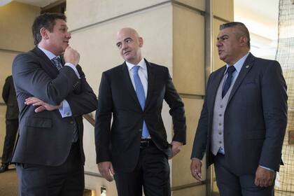 Domínguez, presidente de Conmebol, con Gianni Infantino, titular de la FIFA, y Claudio Tapia, en Buenos Aires, a fines del año pasado