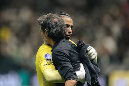 Domínguez se abraza con Delfim, el ídolo de la noche ante Santos