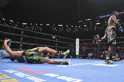 Dominic Breazeale en la lona, después de recibir una paliza de parte de Deontay Wilder, el campeón de los pesados del Consejo