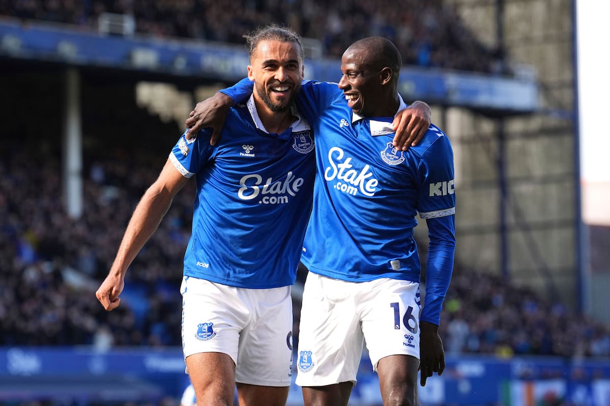 Dominic Calvert-Lewin (izquierda) celebra junto Abdoulaye Doucoure tras marcar el primer gol de Everton ante Burnley en la Liga Premier, el 6 de abril de 2024 (Martin Rickett/PA vía AP)