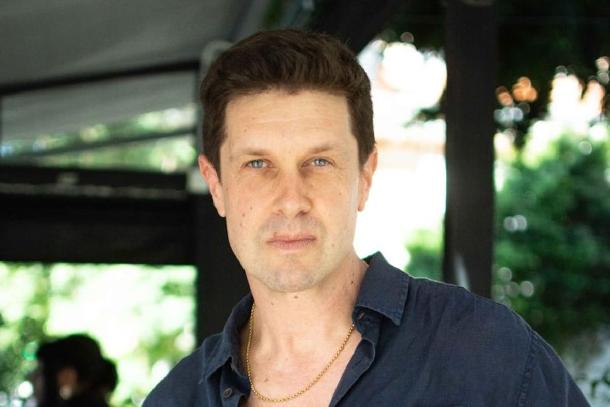 Dominic en un bar porteño