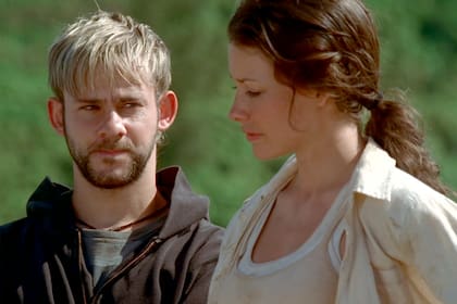 Dominic Monahan y Lilly en una escena del primer capítulo de Lost