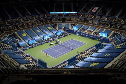 El Arthur Ashe, el estadio de tenis más grande del mundo, semivacío, en el US Open 2020; el coaching no está permitido, pero de todos modos se escuchan indicaciones.