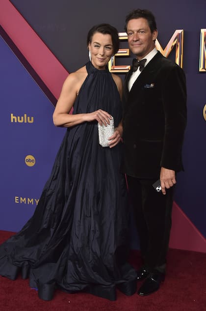 Dominic West y Olivia Williams, quienes le dieron vida a Carlos III y a Camila Parker Bowles en The Crown, se mostraron de muy buen humor en la alfombra roja. Ella lució muy elegante con un vestido largo con escote halter y accesorios en plata