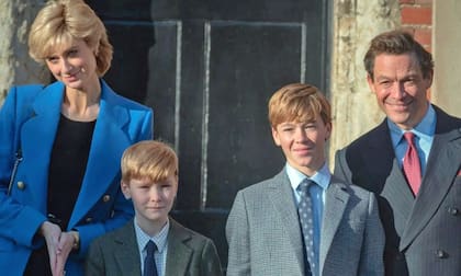 Dominic West y su hijo Senan en The Crown