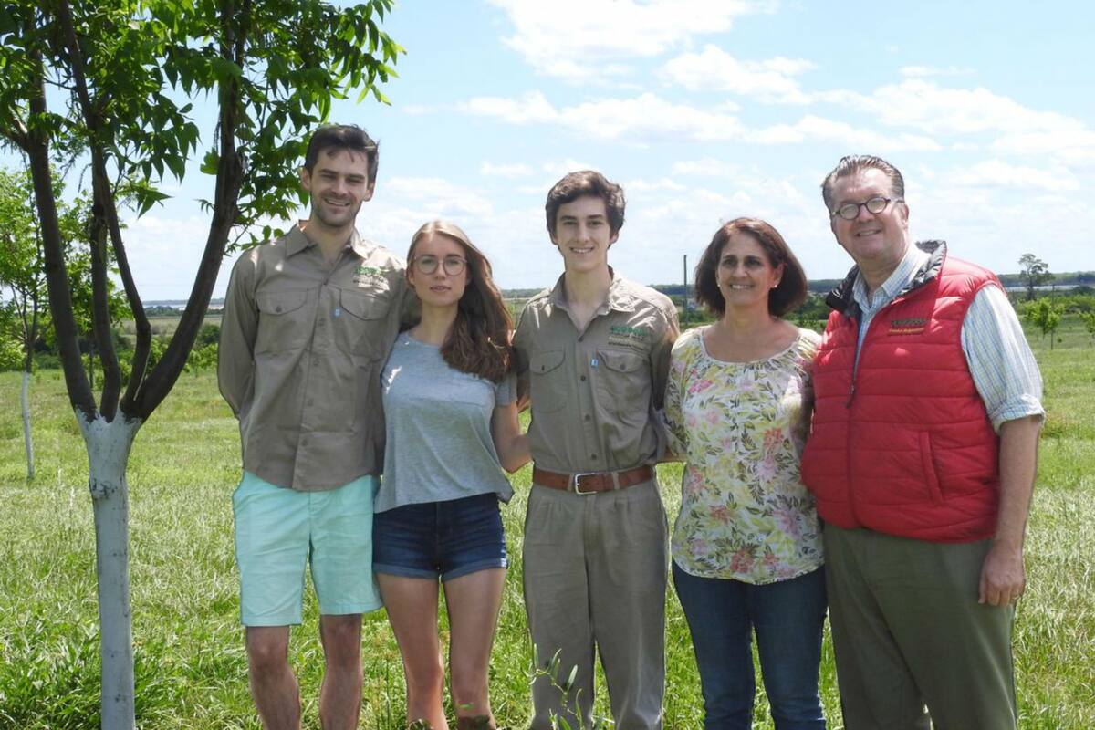 Dominicus y Lia Rodhe junto a algunos de sus hijos en el campo en Lavalle