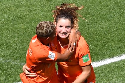 Dominique Bloodworth y Shanice van de Sanden de Holanda
