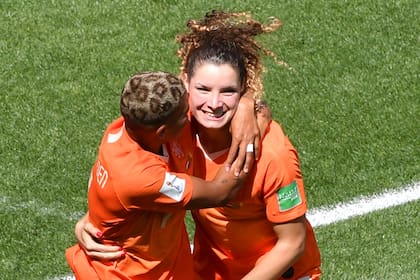 Dominique Bloodworth y Shanice van de Sanden de Países Bajos, selección que intentará defender el título