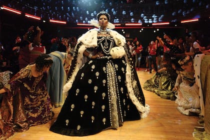 Dominique Jackson como Elektra Abundance, reina marginal del drag ball