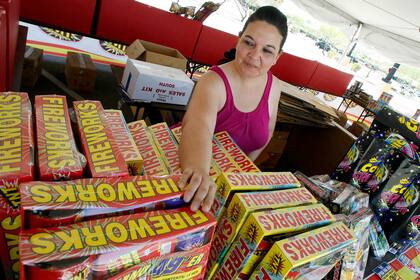 Dominique Tafoya organiza fuegos artificiales en un puesto de comida, el 1 de julio de 2011, en Phoenix. (Foto AP/Ross D. Franklin, archivo)