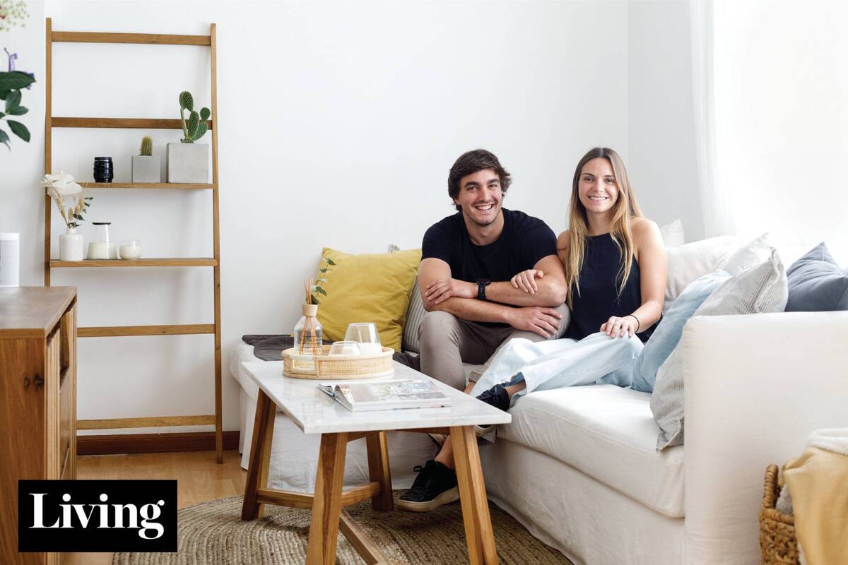 Dominique y Tomás en un rincón del dos ambientes de Olivos que reformaron cuando eran novios