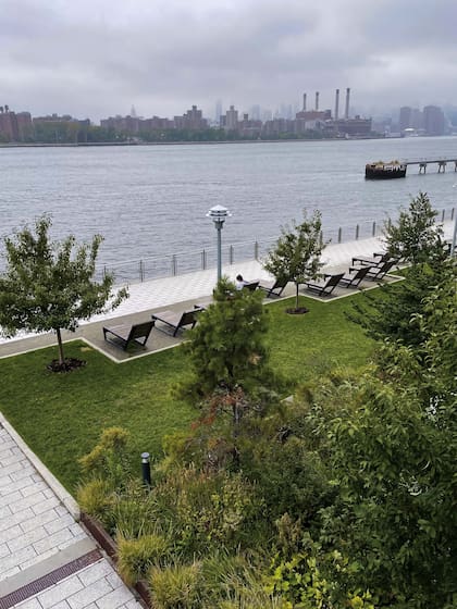 Domino Park se inauguró en 2018 sobre East River.