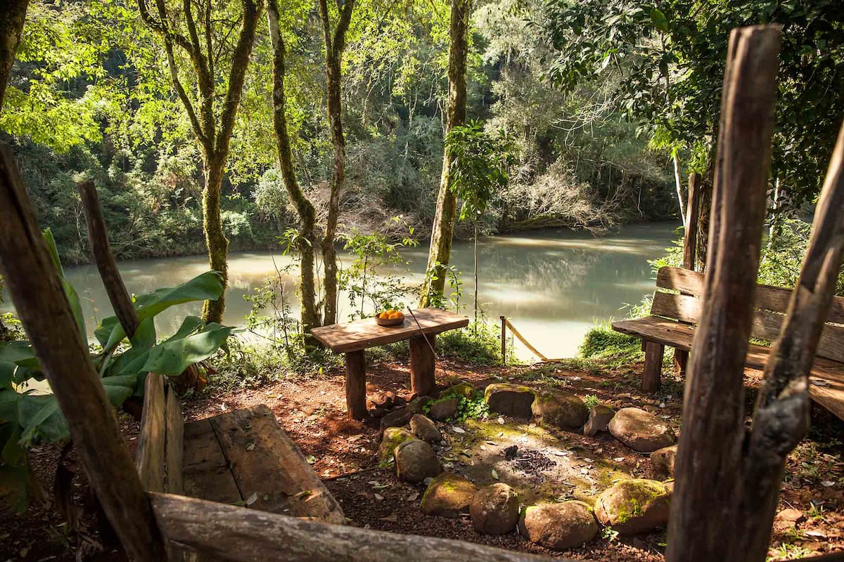 Descanso en la piscina de borde infinito del Moconá Lodge.