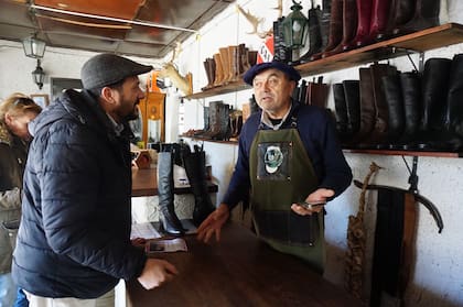 Don Ardiles atendiendo a un cliente.