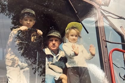 Don Carlos Sharp III con sus dos hijos pequeños