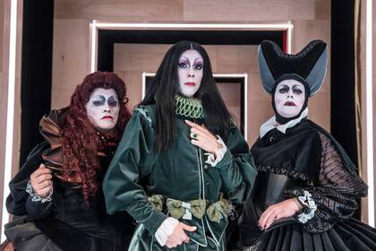 Naty, Payuca y Maiamar en medio del clima de la puesta que se presenta en La Boca