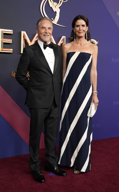 Don Johnson y Kelley Phleger engalanaron la ceremonia con sus glamorosos looks: el con traje y moño negros y ella con un vestido a rayas azul y blanco que combinó con un clutch blanco
