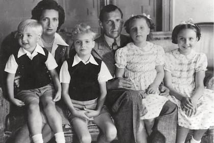 Don Juan, María de las Mercedes y sus 4 hijos: Alfonso, Juan Carlos, Pilar y Margarita