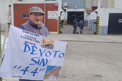 Don Manuel Fandiño, presidente de la Asociación Vecinal Valoricemos Devoto Sur, feliz por un traslado de presos que esperó más de 30 años