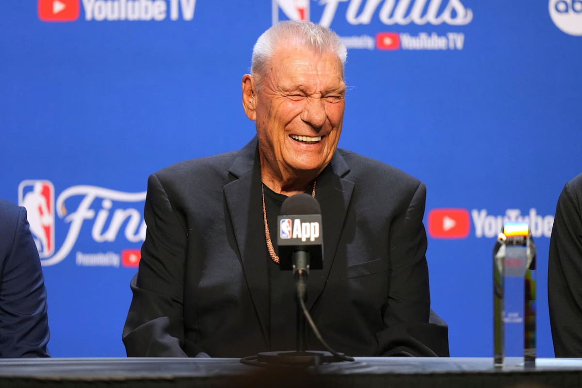 Don Nelson, durante una de sus últimas apariciones, en una conferencia de prensa hace unos meses (AP Photo/Kyle Phillips, File)