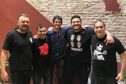 Don Osvaldo con Leo Gómez de Agarrate Catalina (a la derecha de Pato Fontanet), uno de los invitados del nuevo disco